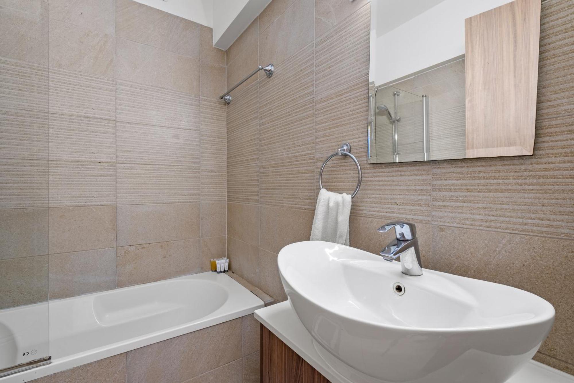 Apartment Downtown 2 Bedroom *
