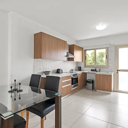 Downtown 2 Bedroom Apartment Larnaca Exterior photo