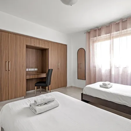 Downtown 2 Bedroom Apartment Larnaca Exterior photo